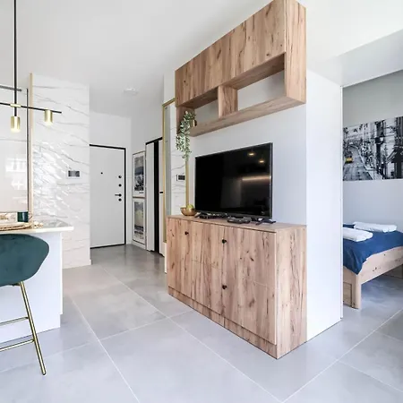 G37 Modern New Building 2024 Center * 바르샤바